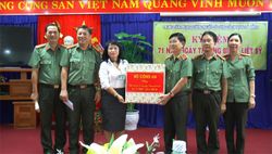 Thứ trưởng Nguyễn Văn Sơn thăm hỏi, tặng quà Trung tâm phụng dưỡng người có công cách mạng