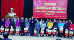 Bộ trưởng Tô Lâm trao quà Tết tặng công nhân lao động