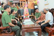 Thứ trưởng Nguyễn Văn Sơn thăm, tặng quà gia đình chính sách