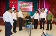 Bộ trưởng Tô Lâm thăm hỏi, tặng quà, động viên các thương bệnh binh tại Trung tâm điều dưỡng thương binh Thuận Thành, tỉnh Bắc Ninh