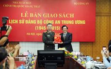 Bàn giao cuốn sách “Lịch sử Đảng bộ Công an Trung ương (1945 - 2015)”