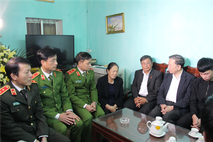 Bộ trưởng Tô Lâm thăm, động viên gia đình các cán bộ, chiến sỹ Công an hy sinh tại xã Đồng Tâm, huyện Mỹ Đức, thành phố Hà Nội