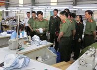 Thứ trưởng Nguyễn Văn Sơn kiểm tra công tác sản xuất khẩu trang vải ba lớp kháng khuẩn tại Công ty 19/5