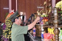Thứ trưởng Nguyễn Văn Sơn cùng Đoàn công tác của Bộ Công an tri ân các Anh hùng liệt sĩ tại khu di tích An ninh khu V