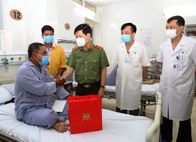 Thứ trưởng Nguyễn Văn Sơn thăm hỏi đồng chí Lâm Thương, nguyên Công an xã cấp cứu tại Bệnh viện 19/8