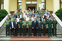 Tôn vinh các văn nghệ sĩ có thành tích xuất sắc trong tổ chức Chương trình nghệ thuật kỷ niệm 75 năm Ngày truyền thống Công an nhân dân Việt Nam