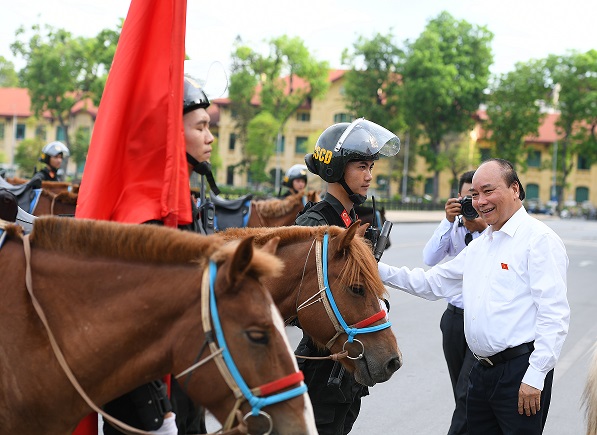 Thủ tướng Nguyễn Xuân Phúc thăm hỏi, chúc mừng Đoàn Cảnh sát cơ động Kỵ binh tại Lễ diễu hành, ra mắt.