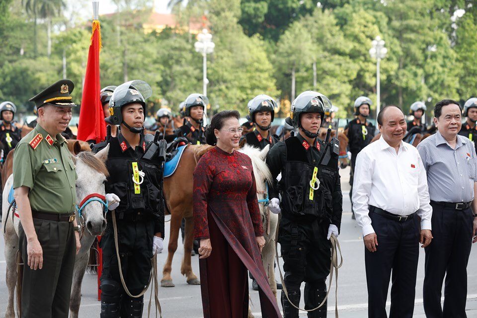 Lãnh đạo Đảng, Nhà nước và Bộ Công an chụp ảnh lưu niệm với Đoàn Cảnh sát cơ động Kỵ binh