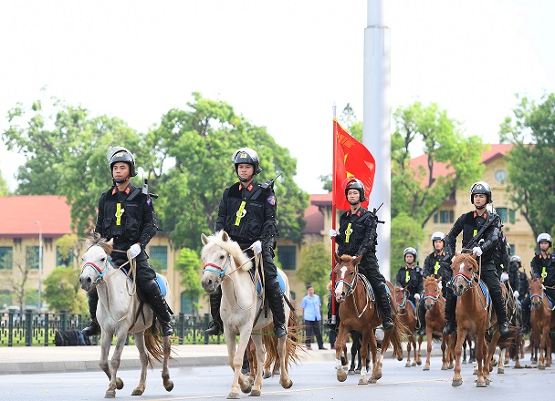 Đoàn Cảnh sát cơ động Kỵ binh diễu hành tiến về phần Lễ đài.