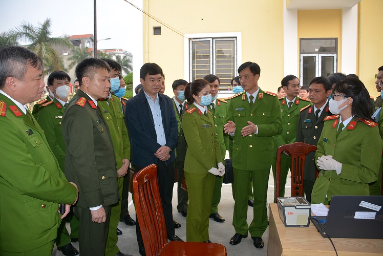 Thứ trưởng Nguyễn Duy Ngọc kiểm tra công tác cấp CCCD tại phường Cao Xanh và phường Trần Hưng Đạo, thành phố Hạ Long, tỉnh Quảng Ninh