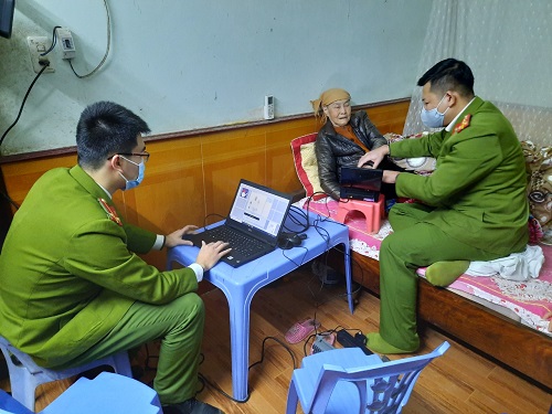 Công an thành phố Hải Dương tổ chức cấp CCCD gắn chip lưu động cho mẹ Việt Nam anh hùng ở phường Tân Bình, thành phố Hải Dương
