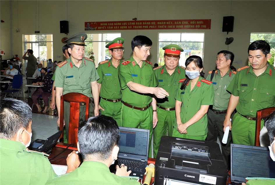 Thứ trưởng Nguyễn Duy Ngọc kiểm tra thực tế điểm cấp CCCD tại xã Thạnh Phú, huyện Vĩnh Cửu, tỉnh Đồng Nai