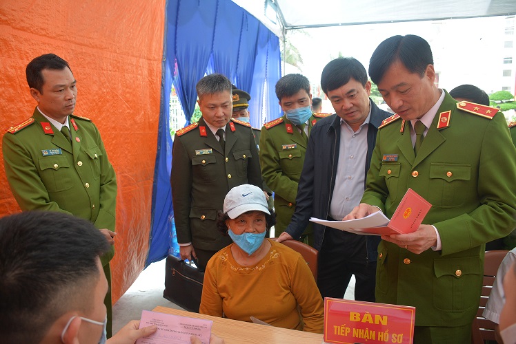 Thứ trưởng Nguyễn Duy Ngọc kiểm tra công tác cấp CCCD tại phường Cao Xanh và phường Trần Hưng Đạo, thành phố Hạ Long, tỉnh Quảng Ninh