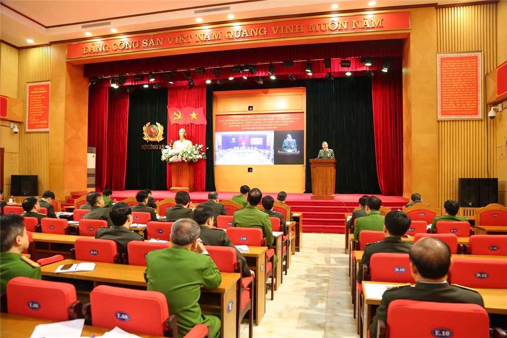Bộ Công an tổ chức giao ban trực tuyến với Công an 10 tỉnh, thành phố về xây dựng Cơ sở dữ liệu quốc gia về dân cư và dự án Sản xuất, cấp và quản lý căn cước công dân
