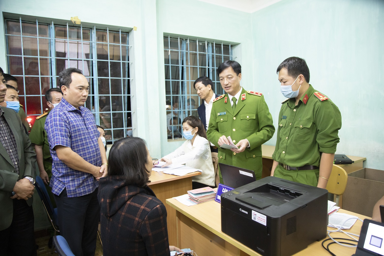 Thứ trưởng Nguyễn Duy Ngọc trao đổi với người dân về những lợi ích của việc làm CCCD gắn chíp điện tử (huyện Đức Trọng, tỉnh Lâm Đồng)