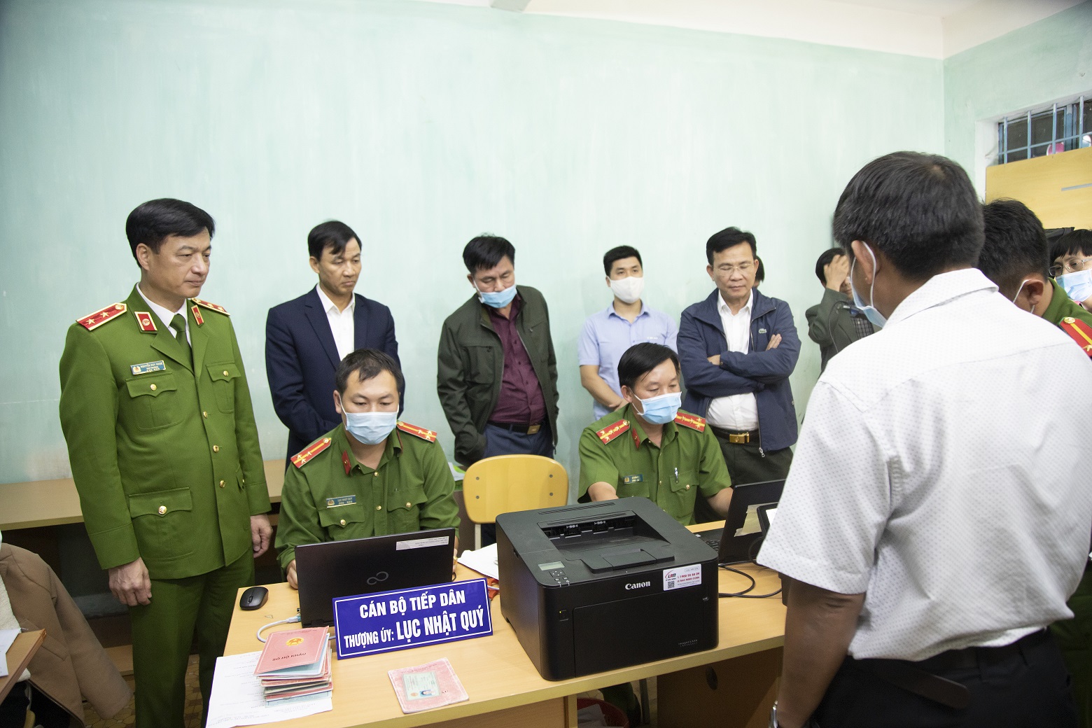Thứ trưởng Nguyễn Duy Ngọc kiểm tra điểm cấp CCCD lưu động tại trường THPT Đức Trọng (huyện Đức Trọng, tỉnh Lâm Đồng)
