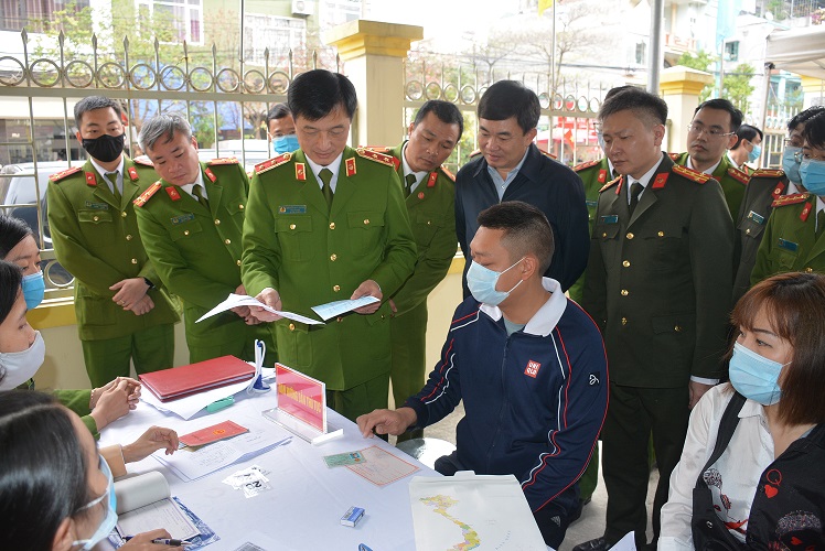Thứ trưởng Nguyễn Duy Ngọc kiểm tra công tác cấp CCCD tại phường Cao Xanh và phường Trần Hưng Đạo, thành phố Hạ Long, tỉnh Quảng Ninh