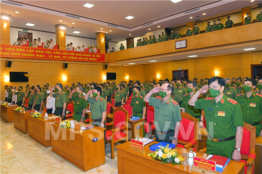 Các đại biểu thực hiện nghi thức chào cờ tại Hội nghị