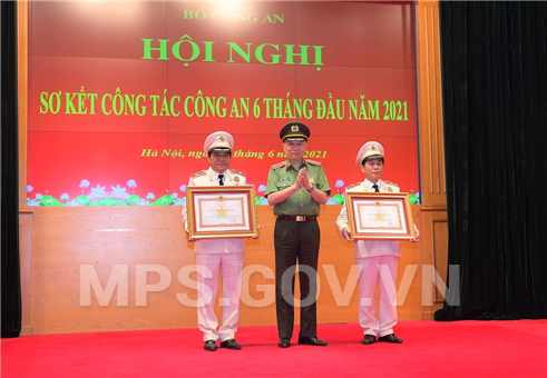 Bộ trưởng Tô Lâm trao Huân chương Quân công hạng Ba tặng 02 cá nhân