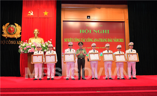 Bộ trưởng Tô Lâm trao Huân chương Bảo vệ Tổ quốc hạng Nhất cho 01 tập thể và Huân chương Chiến công các hạng cho 06 cá nhân