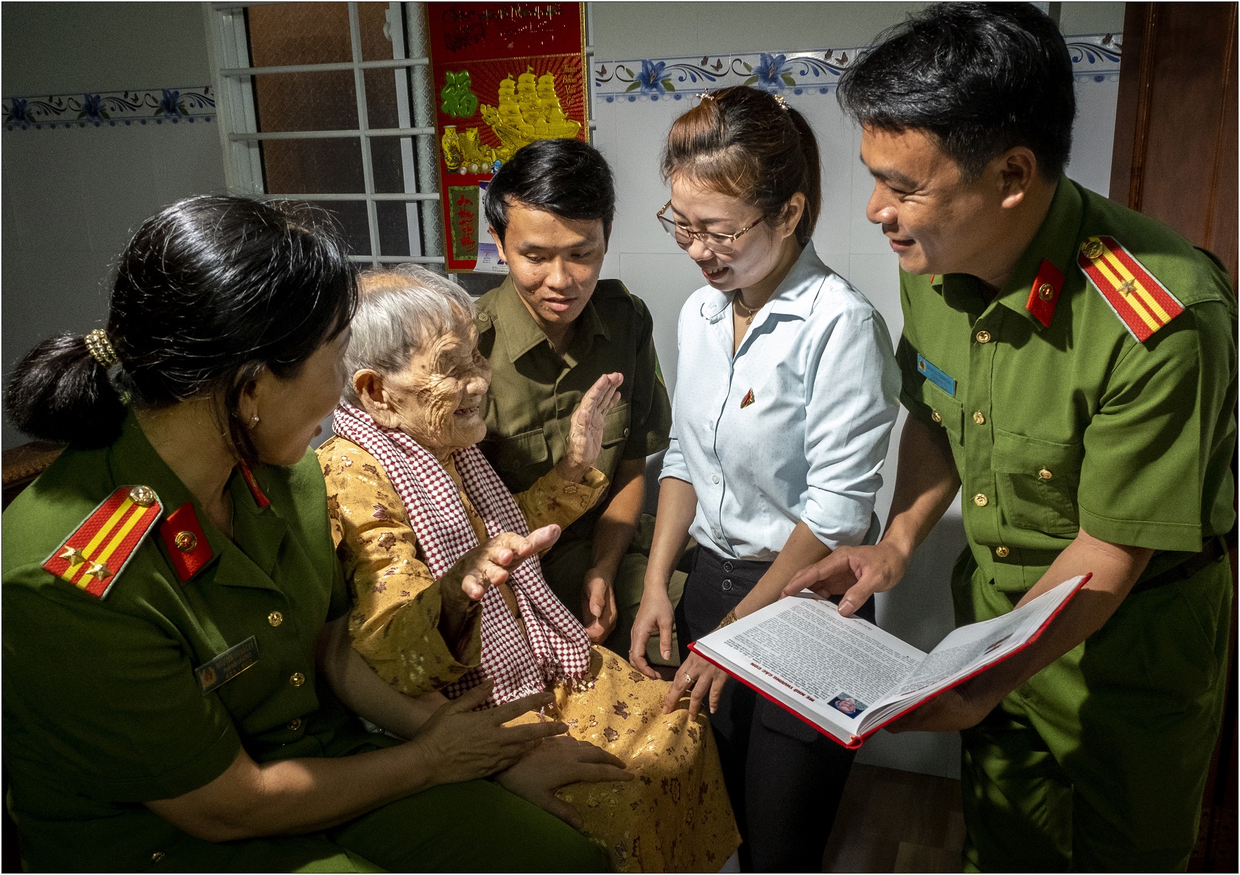 Về nghe mẹ kể chuyện năm xưa