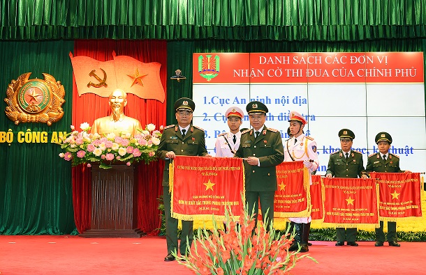 Thừa ủy quyền của Thủ tướng Chính phủ, Bộ trưởng Tô Lâm trao Cờ thi đua của Chính phủ tặng Văn phòng Bộ Công an.