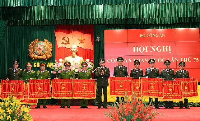 Thừa ủy quyền của Thủ tướng Chính phủ, Bộ trưởng Tô Lâm trao Cờ thi đua của Chính phủ tặng các đơn vị có thành tích xuất sắc.
