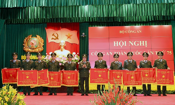 Thứ trưởng Bùi Văn Nam trao Cờ thi đua của Bộ Công an tặng các đơn vị có thành tích xuất sắc.