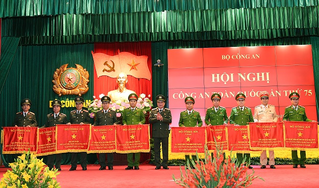 Thứ trưởng Nguyễn Văn Thành trao Cờ thi đua của Bộ Công an tặng các đơn vị có thành tích xuất sắc.