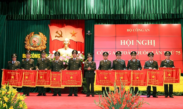 Thứ trưởng Nguyễn Văn Sơn trao Cờ thi đua của Bộ Công an tặng các đơn vị có thành tích xuất sắc.
