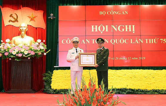 Thừa ủy quyền của Chủ tịch nước, Bộ trưởng Tô Lâm trao Huân chương Quân công hạng Nhì tặng Thứ trưởng Nguyễn Duy Ngọc.