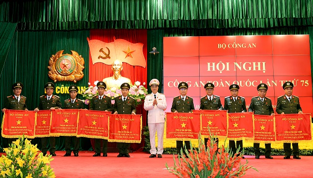 Thứ trưởng Nguyễn Duy Ngọc trao Cờ thi đua của Bộ Công an tặng các đơn vị có thành tích xuất sắc.