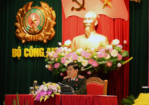 Thứ trưởng Nguyễn Văn Sơn điều hành phiên tham luận tại Hội nghị.