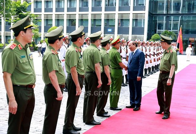Các đồng chí lãnh đạo Bộ Công an chào mừng Thủ tướng Chính phủ Nguyễn Xuân Phúc đến dự Hội nghị sơ kết công tác công an 6 tháng đầu năm 2020
