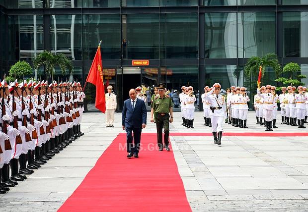 Thủ tướng Chính phủ Nguyễn Xuân Phúc duyệt Đội danh dự CAND