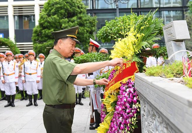 Bộ trưởng Tô Lâm dâng hoa tại Nhà Tưởng niệm Chủ tịch Hồ Chí Minh
