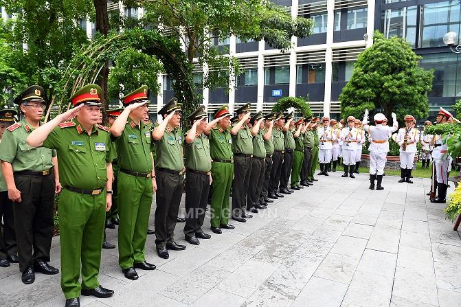 Đoàn đại biểu CATW dâng hương, dâng hoa tại Nhà Tưởng niệm Chủ tịch Hồ Chí Minh