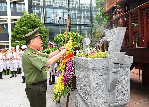 Bộ trưởng Tô Lâm dâng hương tại Nhà Tưởng niệm Chủ tịch Hồ Chí Minh
