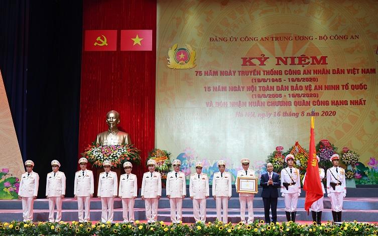 Thay mặt lãnh đạo Đảng, Nhà nước, Thủ tướng Chính phủ Nguyễn Xuân Phúc gắn Huân chương lên lá Cờ truyền thống và trao Bằng Huân chương Quân công hạng Nhất tặng lực lượng Công an nhân dân.