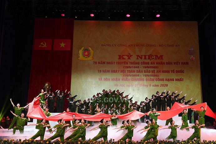 Tiết mục văn nghệ chào mừng tại buổi Lễ.