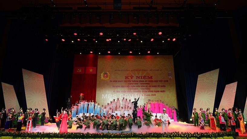 Tiết mục văn nghệ chào mừng tại buổi Lễ.