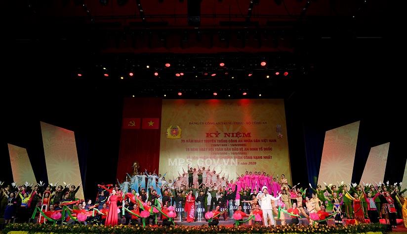 Tiết mục văn nghệ chào mừng tại buổi Lễ.