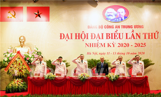 Đoàn Chủ tịch ra mắt Đại hội.