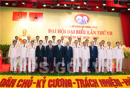 Các đại biểu chụp ảnh lưu niệm tại Đại hội.