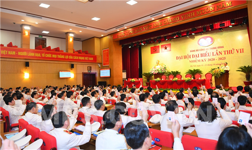 Các đại biểu biểu quyết thông qua danh sách Đoàn Đại biểu, Đoàn Thư ký, Ban Thẩm tra tư cách đại biểu.