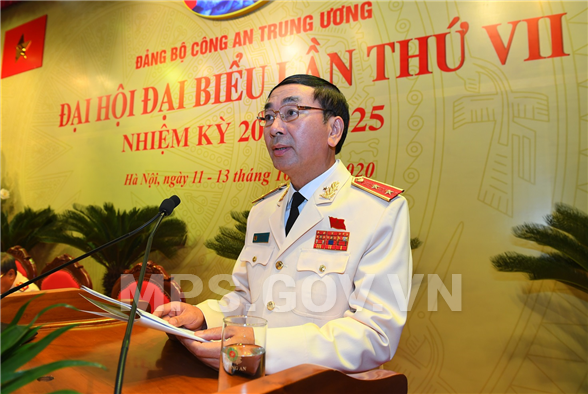 Trung tướng Trần Quốc Tỏ điều hành bầu Đoàn Chủ tịch, Đoàn Thư ký, Ban Thẩm tra tư cách đại biểu tại phiên trù bị.