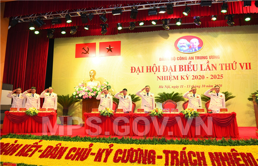 Đoàn Chủ tịch, Đoàn Thư ký ra mắt tại phiên trù bị.