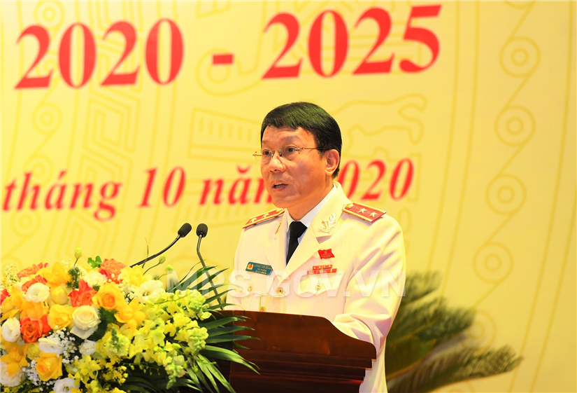 Trung tướng Lương Tam Quang trình bày Báo cáo chính trị tại phiên trù bị.