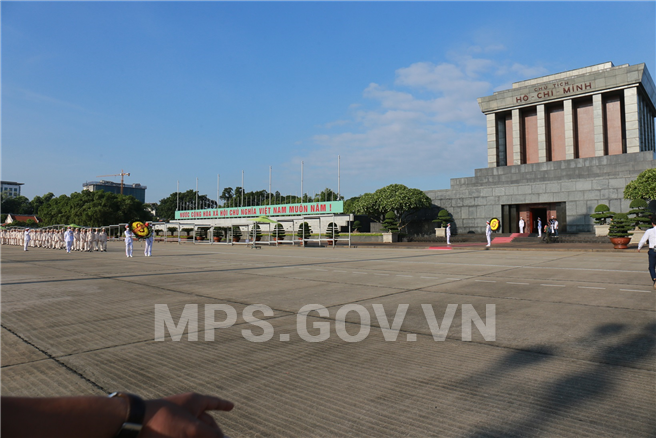 Đoàn đại biểu dự Đại hội vào Lăng viếng Chủ tịch Hồ Chí Minh.
