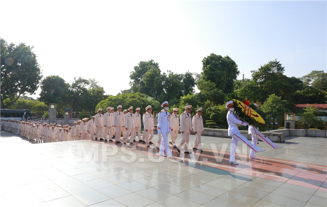 Đoàn đại biểu dự Đại hội đặt vòng hoa và tưởng niệm các Anh hùng liệt sỹ tại Đài Tưởng niệm các Anh hùng liệt sỹ.